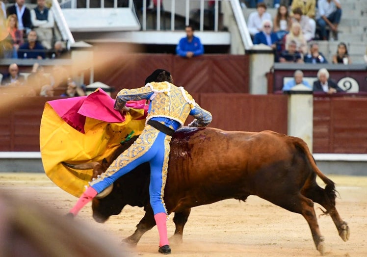 Momento de la cogida de Víctor Hernández.
